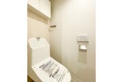 シンプルで清潔感のある温水洗浄便座付きのトイレスペースです!上部にはトイレットペーパーのストックや掃除用具をすっきりと隠して収納できる吊戸棚を完備♪毎日使う場所だからこそ快適性にこだわっています! シンプルで清潔感のある温水洗浄便座付きのトイレスペースです!上部にはトイレットペーパーのストックや掃除用具をすっきりと隠して収納できる吊戸棚を完備♪毎日使う場所だからこそ快適性にこだわっています!