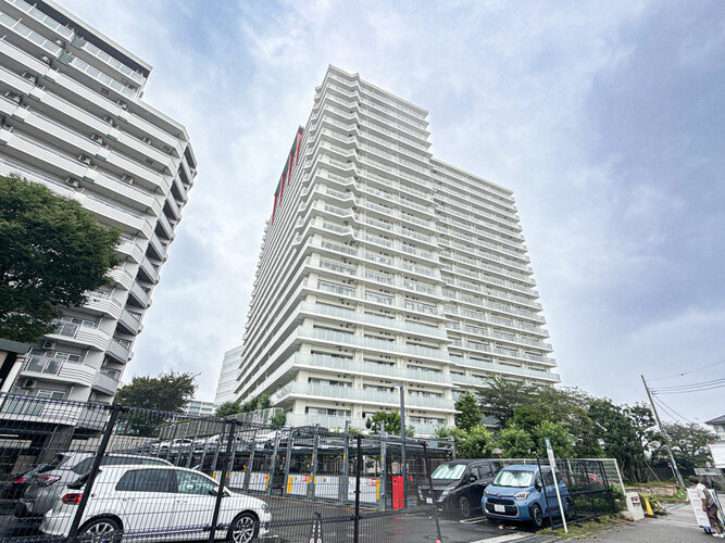 青空にそびえ立つ、大規模マンションです!エントランス周辺には綺麗にお手入れされた植栽があり、毎日緑を感じられます。 青空にそびえ立つ、大規模マンションです!エントランス周辺には綺麗にお手入れされた植栽があり、毎日緑を感じられます。