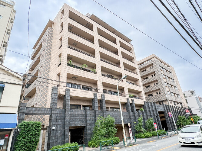 統一した色調でデザインされたマンションは周囲と調和した景観を生み出しています。 統一した色調でデザインされたマンションは周囲と調和した景観を生み出しています。