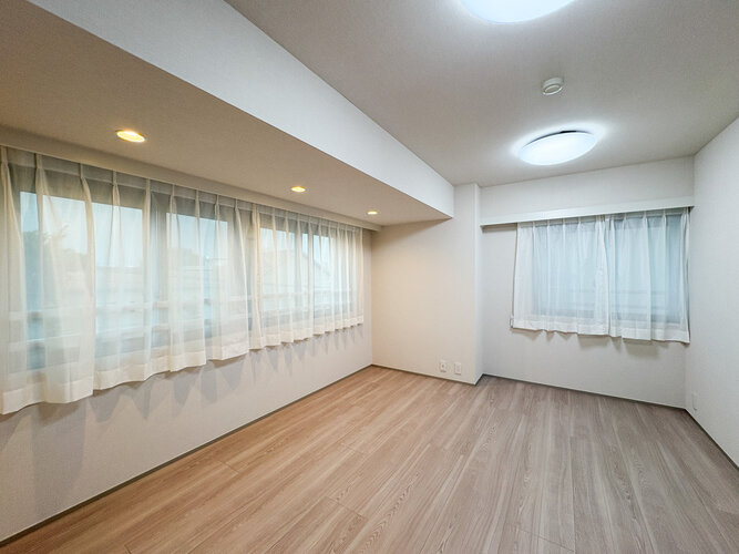 柔らかな色合いのフローリングと清潔感のあふれる白のクロスが明るい空間を創り出しているLDK。