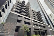 重厚感のある落ち着いた色合いのタイル貼りが印象的な外観デザインです！周囲の街並みにも調和する上品な雰囲気で、毎日の帰宅時にも安心感を感じていただけます。