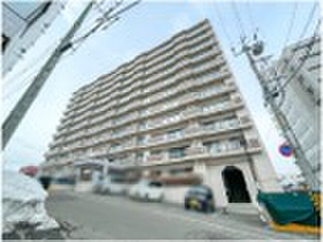 堂々とした佇まいが魅力のスタイリッシュなマンション！周辺は落ち着いた住環境で、お買い物施設へのアクセスも良好です。毎日の通勤やお出かけがスムーズになり、これからの日々の生活が楽しくなりますね♪