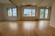 木のぬくもりを感じる木目調フローリングが温かみを演出する居室です！二面採光の大きな窓から心地よい風が通り抜け、一日中気持ちよく過ごせるため、ご家族の団らんタイムもより一層弾みそうですね