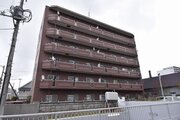 落ち着いたブラウンタイル貼りの気品あるマンション外観です！周辺は視界を遮る高い建物が少なく、心地よい陽射しと風が通り抜ける好立地♪しっかりとした造りで、毎日の安心感を足元から支えてくれる建物です！