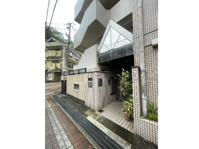 格調と静謐を強く息づかせたデザイン空間が、住む人や訪れる人を館内へとやさしくエスコートします。