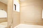 窓付きで明るく、換気もしやすい清潔感あふれるバスルーム。保温浴槽を採用しており、帰宅時間が異なるご家族でも温かさが長持ちします。一日の疲れをゆっくり癒せる、心地よいバスタイムを実現します。
