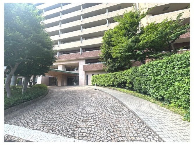 緑豊かな植栽に囲まれた綺麗に整備された車寄せ付きのエントランスアプローチです！舗装された平坦な道が続いており、ベビーカーや大きな荷物を持った際のお出かけもスムーズに行えますね♪