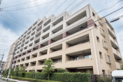 鮮やかな緑を効果的に纏った外観。爽やかな風がそよぐ心温まるお部屋へ優しく誘います。