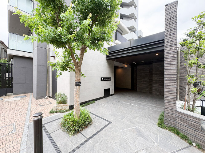 鮮やかな緑を効果的に纏った外観。爽やかな風がそよぐ心温まるお部屋へ優しく誘います。