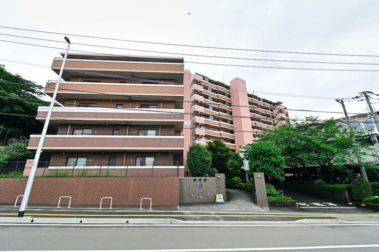 陽だまりの中でそよ風を感じる快適な空間。青空の下にその落ち着きのある外観を描き出します。 陽だまりの中でそよ風を感じる快適な空間。青空の下にその落ち着きのある外観を描き出します。