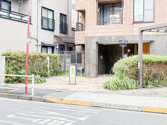 どこか余裕を感じさせるシャープなフォルムで佇む外観は、晴天の空と合わせる事で堂々たる趣を見せます。
