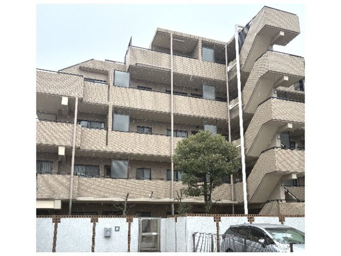 落ち着いたベージュの外壁が周囲の街並みに優しく馴染む、温かみのある外観のマンションです！