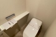 スタイリッシュなタンクレストイレと手洗いカウンターを備えた清潔感のある空間です！手元に独立した手洗い場があるため衛生的に使えます。カウンター下の収納に掃除用品をしまえてスッキリ保てますね♪