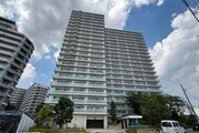 青空に映えるスタイリッシュな外観デザインのマンションです！