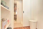 パントリーから洗面室へ パントリーから洗面室へ