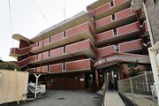 統一した色調でデザインされたマンションは周囲と調和した景観を生み出しています。