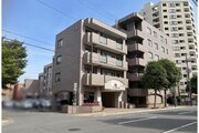 落ち着いた色合いの上質な外観デザインです！前面道路は歩道が整っており、小さなお子様とのお出かけや毎日の通勤・通学もスムーズに行えます。周辺環境も含めて快適にお過ごしいただけるマンションです♪