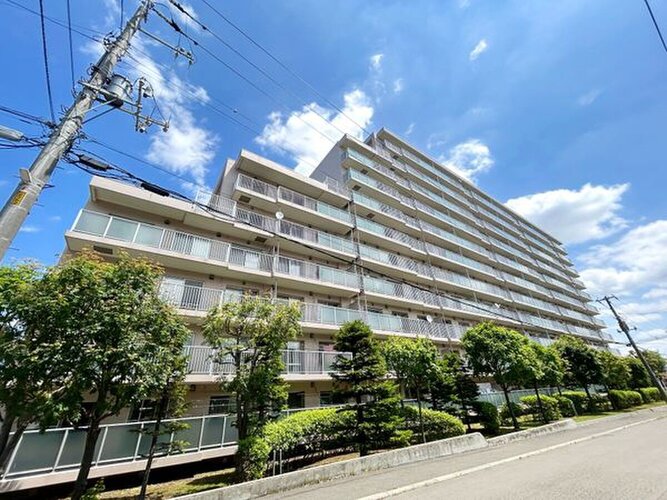 タイル貼りが映える、堂々とした佇まいのマルチストーリーマンションです。周辺の建物とも調和しており、お友達を自宅に招待する際にも目印として分かりやすく、愛着を持って長く住み続けられます♪