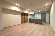 お部屋の形が綺麗なリビングの為、テーブルやソファなどの家具を一通り置くことができそうです♪