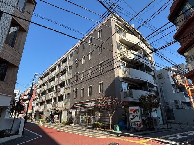 高田馬場駅まで徒歩4分。都市生活の利便性と充実感を得られる立地に佇んでいます。