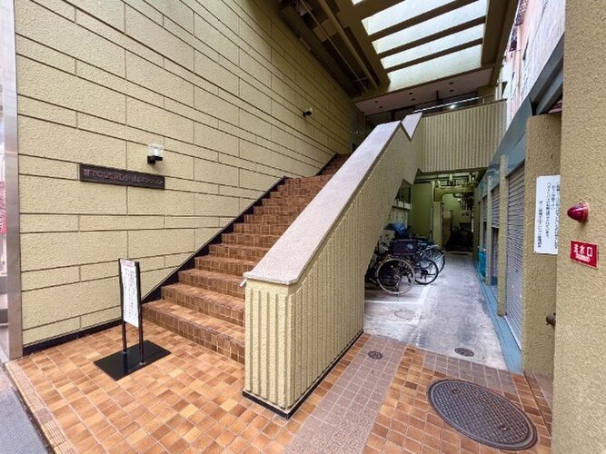 温かみのあるタイル敷き階段が印象的なアプローチ。吹き抜けから自然光が優しく届きます。 温かみのあるタイル敷き階段が印象的なアプローチ。吹き抜けから自然光が優しく届きます。