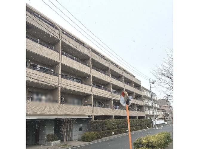落ち着いたベージュの外壁が周囲の街並みに優しく馴染む、温かみのある外観のマンションです！