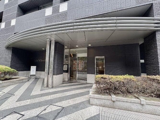 シックなタイル貼りの外観が洗練された印象を与えるエントランス部分です！ひさし部分が前に大きく出ており、悪天候の際でもゆっくりと鍵の出し入れやご家族の送迎ができる余裕ある設計になっています♪