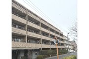 落ち着いたベージュの外壁が周囲の街並みに優しく馴染む、温かみのある外観のマンションです！