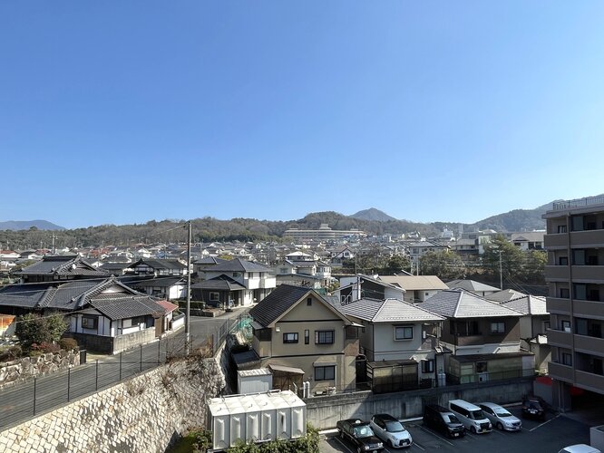 開放的な眺望と、光あふれる室内。機能性と心地よさを兼ね備えたこの住まいで、ゆとりある毎日をはじめてみませんか。