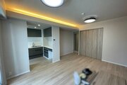 天井の間接照明がお部屋全体を優しく照らすリビング・ダイニングです！奥の洋室との間仕切りを開放すれば、さらに開放的な大空間として活用可能♪家族が自然と集まり、笑顔あふれる憩いの時間を楽しめます！