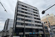 格調と静謐を強く息づかせたデザイン空間が、住む人や訪れる人を館内へとやさしくエスコートします。