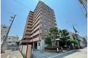 ブラウンのタイル貼りがシックで重厚感のあるマンション外観です！青空に映えるスタイリッシュなフォルムで、周辺の街並みにも美しく調和しています♪日当たりや風通しにも期待できる快適な住環境が整っています！