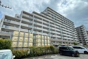 統一した色調でデザインされたマンションは周囲と調和した景観を生み出しています。