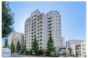 水道橋駅まで徒歩2分。都市生活の利便性と充実感を得られる立地に佇んでいます。