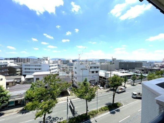 最上階三方角部屋につき、採光良好
