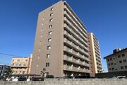 落ち着いた色合いで重厚感のあるスタイリッシュな外観デザインです!青空に良く映える綺麗に管理された物件で、前面道路も整っており、毎日の通勤や通学の際にもスムーズに出入りができる快適な住環境になっています 落ち着いた色合いで重厚感のあるスタイリッシュな外観デザインです!青空に良く映える綺麗に管理された物件で、前面道路も整っており、毎日の通勤や通学の際にもスムーズに出入りができる快適な住環境になっています