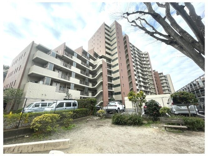 格調と静謐を強く息づかせたデザイン空間が、住む人や訪れる人を館内へとやさしくエスコートします。 格調と静謐を強く息づかせたデザイン空間が、住む人や訪れる人を館内へとやさしくエスコートします。