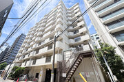 鮮やかな緑を効果的に纏った外観。爽やかな風がそよぐ心温まるお部屋へ優しく誘います。