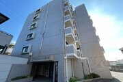 統一した色調でデザインされたマンションは周囲と調和した景観を生み出しています。