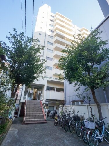 鮮やかな緑を効果的に纏った外観。爽やかな風がそよぐ心温まるお部屋へ優しく誘います。