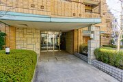 ゆとりのある平坦なアプローチです!足元に段差がないため、小さなお子様と手をつないでの歩行やベビーカーを押しての移動もスムーズに行えます! ゆとりのある平坦なアプローチです!足元に段差がないため、小さなお子様と手をつないでの歩行やベビーカーを押しての移動もスムーズに行えます!