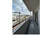 朝の澄んだ空気や、夕方に吹く清々しい風を感じられるバルコニー。十分な広さも確保しています。