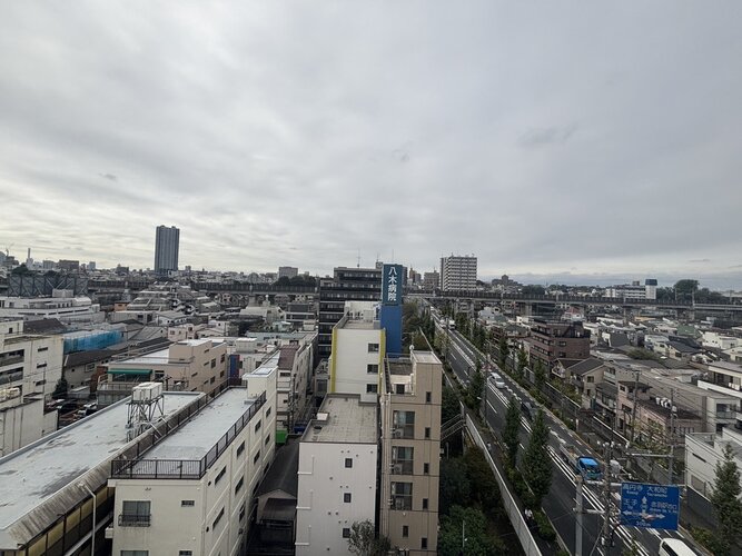 穏やかな街並みを一望しながら、爽やかな風と柔らかく降り注ぐ陽光を感じて頂けます。
