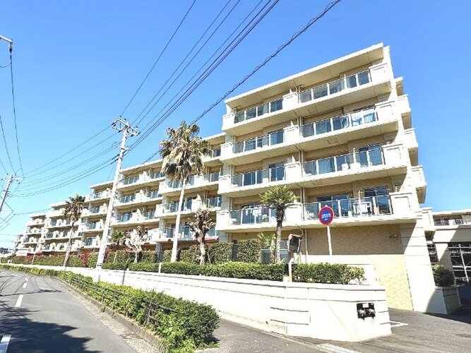 青空に映える明るい外観と植栽の緑が心地よいマンションです！
