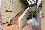 温かみのあるタイル敷き階段が印象的なアプローチ。吹き抜けから自然光が優しく届きます。 温かみのあるタイル敷き階段が印象的なアプローチ。吹き抜けから自然光が優しく届きます。