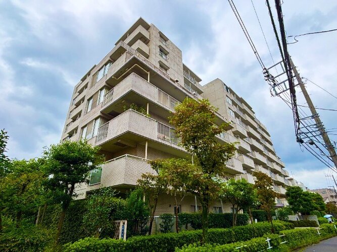 鮮やかな緑を効果的に纏った外観。爽やかな風がそよぐ心温まるお部屋へ優しく誘います。 鮮やかな緑を効果的に纏った外観。爽やかな風がそよぐ心温まるお部屋へ優しく誘います。
