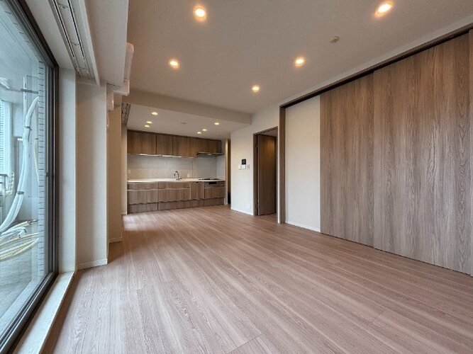 建物全体の雰囲気と合わせた色調と素材のリノベーション。居心地よくホッととできる空間です。