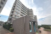 落ち着いたタイル貼りの重厚感ある外観デザインです！