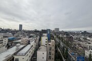 穏やかな街並みを一望しながら、爽やかな風と柔らかく降り注ぐ陽光を感じて頂けます。