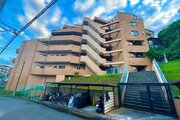 青空が広がる閑静な住宅街に佇むマンション。陽当たりや風通しにも期待ができる心地よい住環境です。 青空が広がる閑静な住宅街に佇むマンション。陽当たりや風通しにも期待ができる心地よい住環境です。